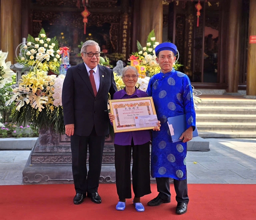 Giáo sư, TSKH, NGND Vũ  Minh Giang, Chủ tịch HĐDH Vũ –Võ Việt Nam Và ông Vũ Đình Được, Chủ tịch HĐDH Vũ – Võ tỉnh Quảng Ninh trao bằng Vũ tộc Tinh hoa và 20.000.000đ là tiền đóng góp của các doanh nhân trong dòng họ tri ân bà Nguyễn Thị Đào trong việc gìn giữ và bảo tồn di tích.