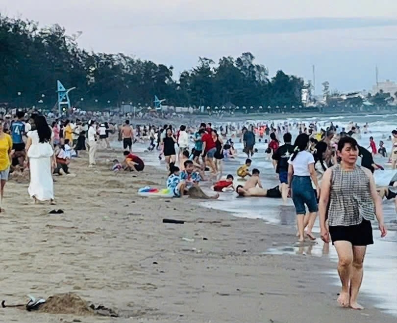 Khách du lịch và người dân địa phương ở bãi biển Đồi Dương, Lâm Đồng