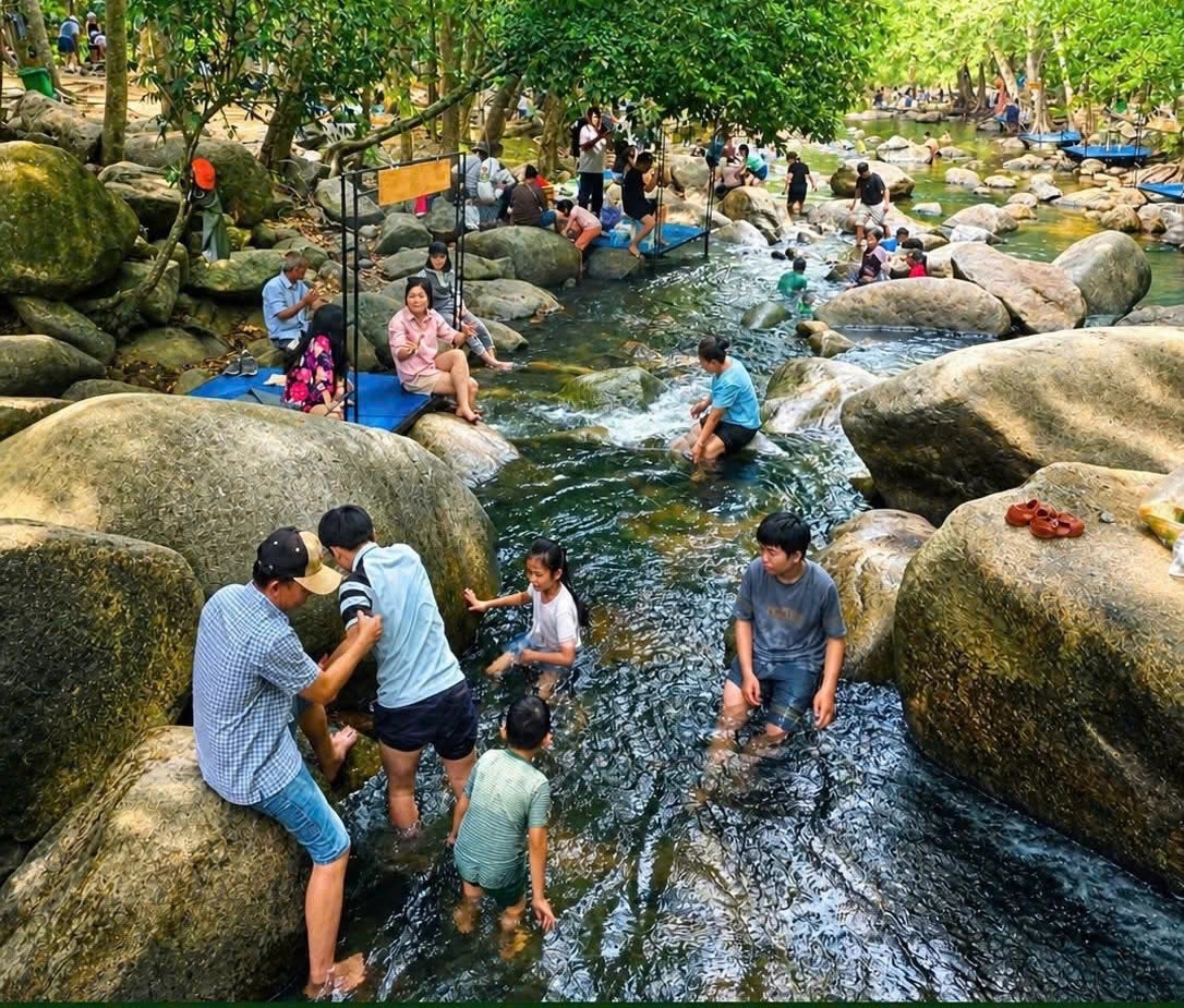 Khu du lịch Thác Bà ở Tánh Linh, Lâm Đồng cũng đón khá nhiều du khách