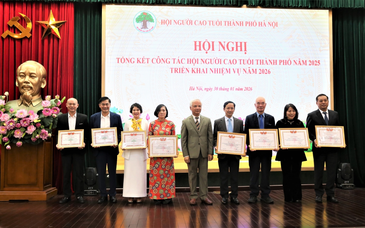 Trao Bằng khen Trung ương Hội và Giấy khen của Hội NCT TP Hà Nội cho tập thể, cá nhân xuất sắc tại Hội nghị triển khai công tác năm 2026