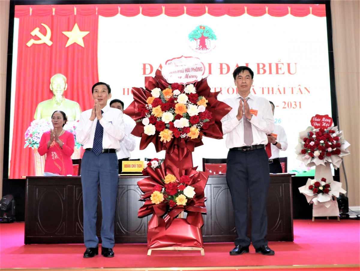 Lãnh đạo Hội NCT TP Hải Phòng tặng hoa chúc mừng Đại hội