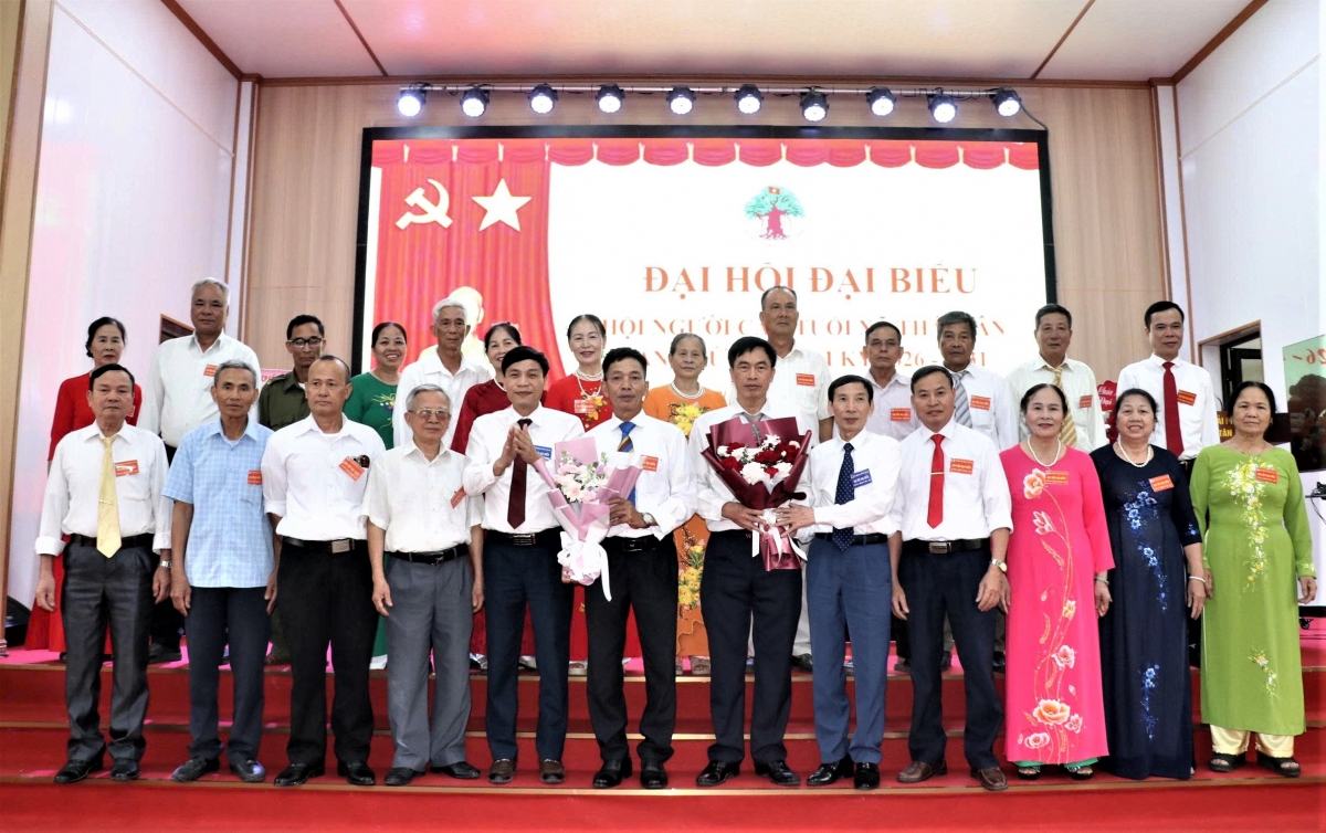 Lãnh đạo Hội NCT TP Hải Phòng và lãnh đạo xã Thái Tân tặng hoa chúc mừng Ban Chấp hành Hội NCT