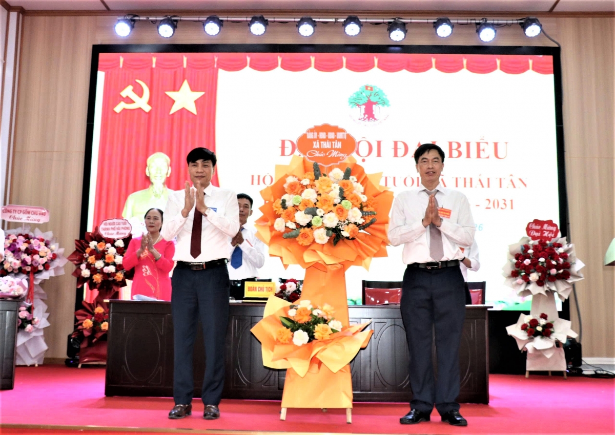 Lãnh đạo xã Thái Tân tặng hoa chúc mừng Đại hội