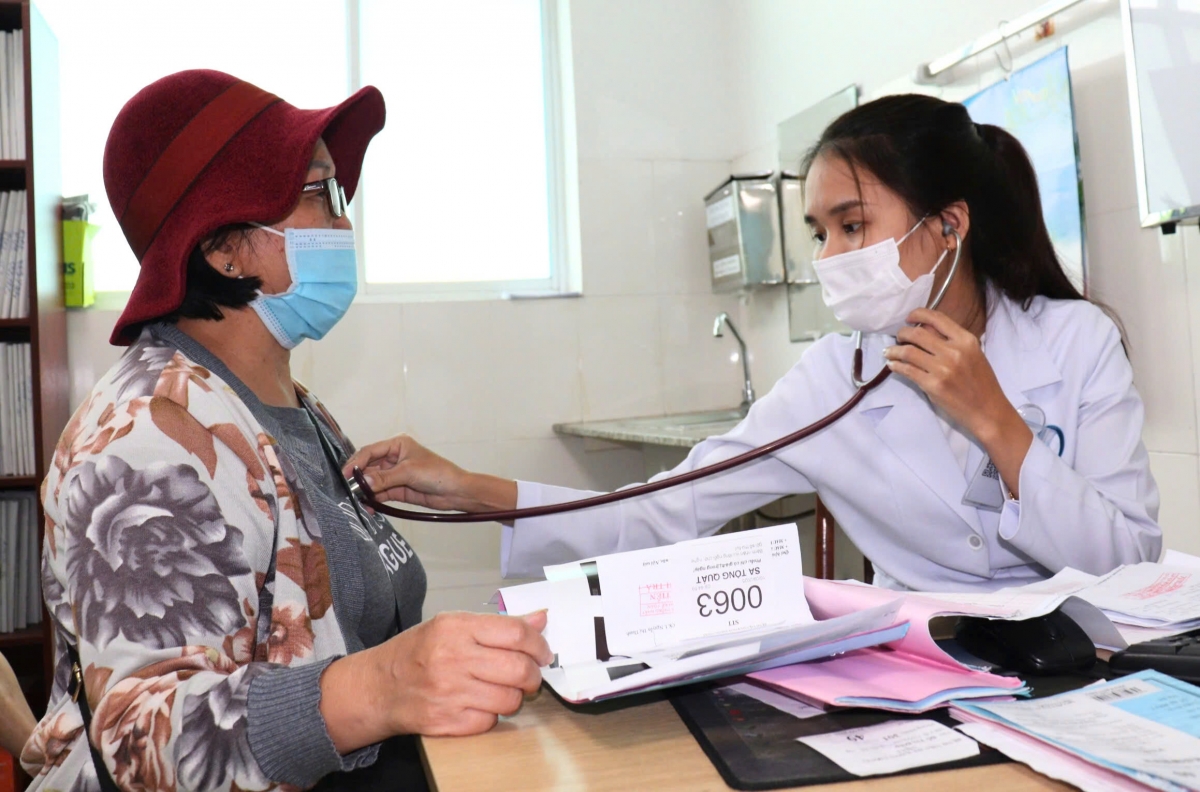 Bệnh nhân cao tuổi được khám tư vấn tại Bệnh viện Đa khoa Thống Nhất.