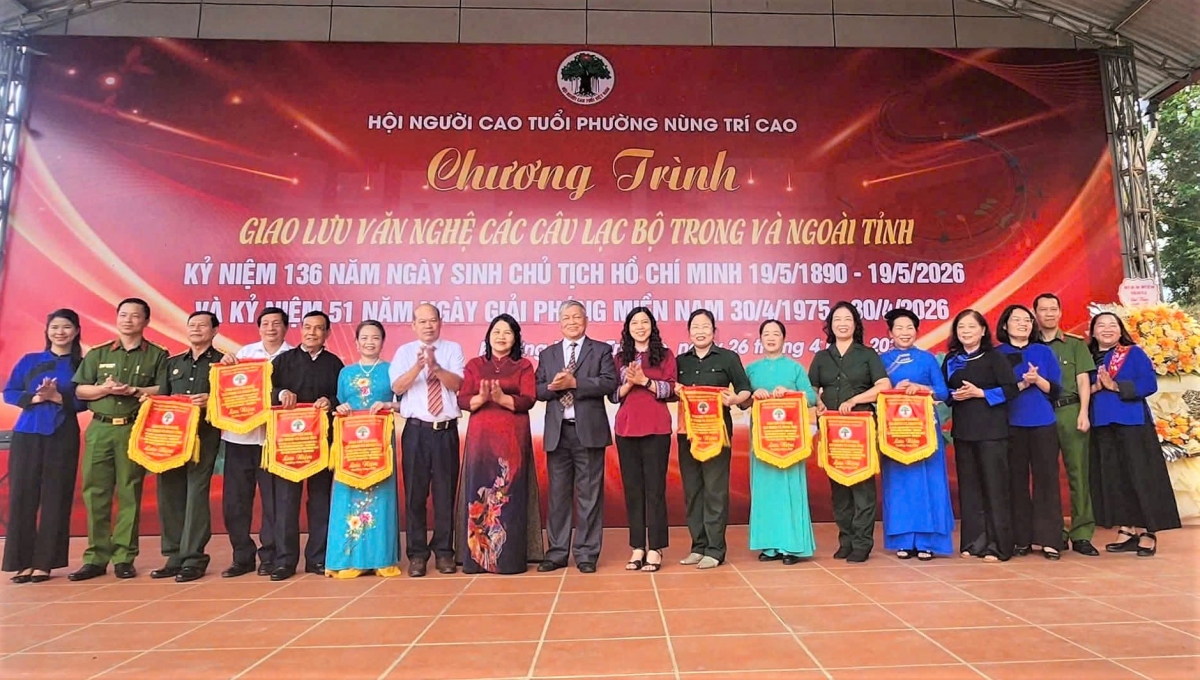 Ban tổ chức trao Cờ lưu niệm cho các Đoàn tham gia Chương trình