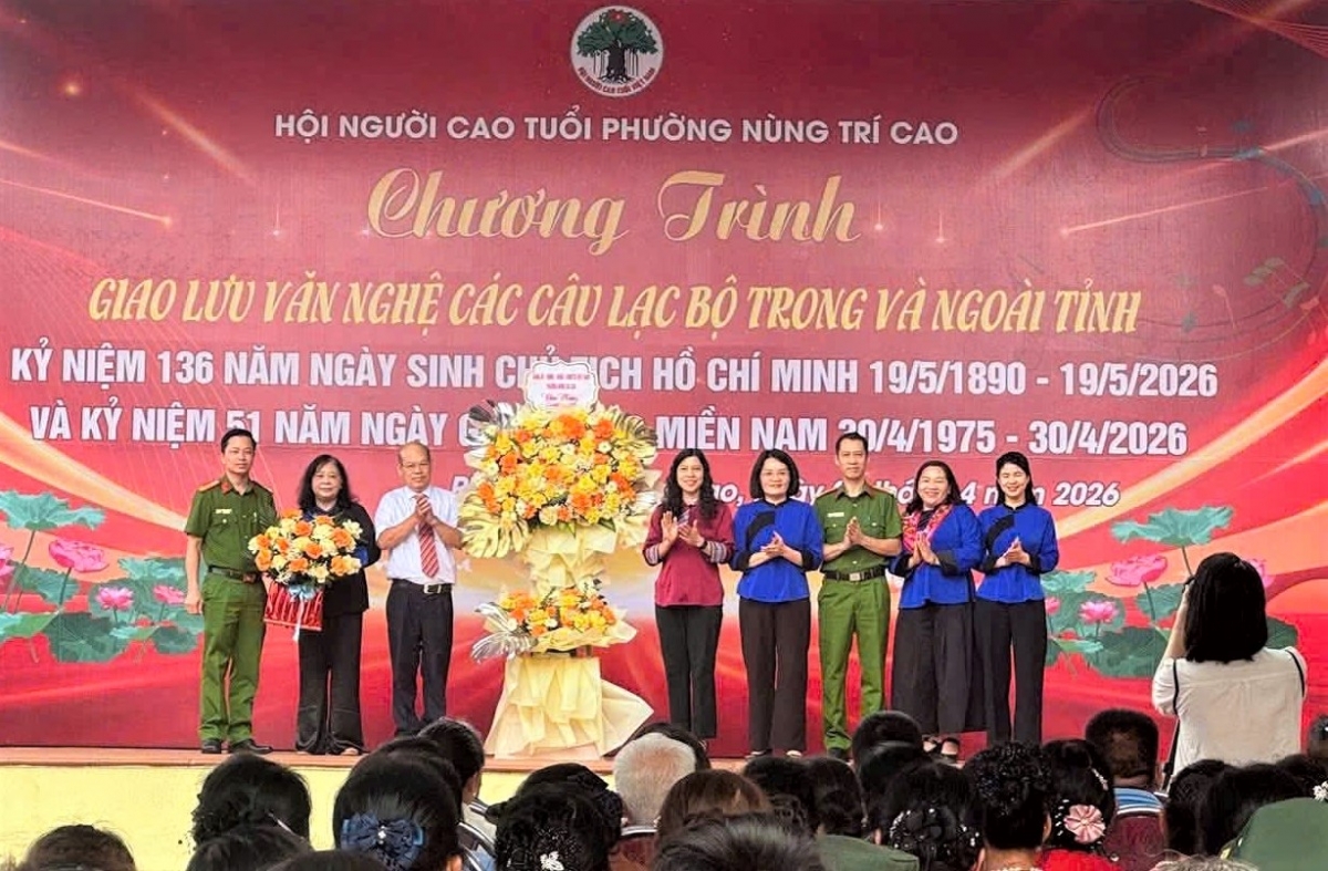 Lãnh đạo phường Nùng Trí Cao tặng hoa chúc mừng Chương trình
