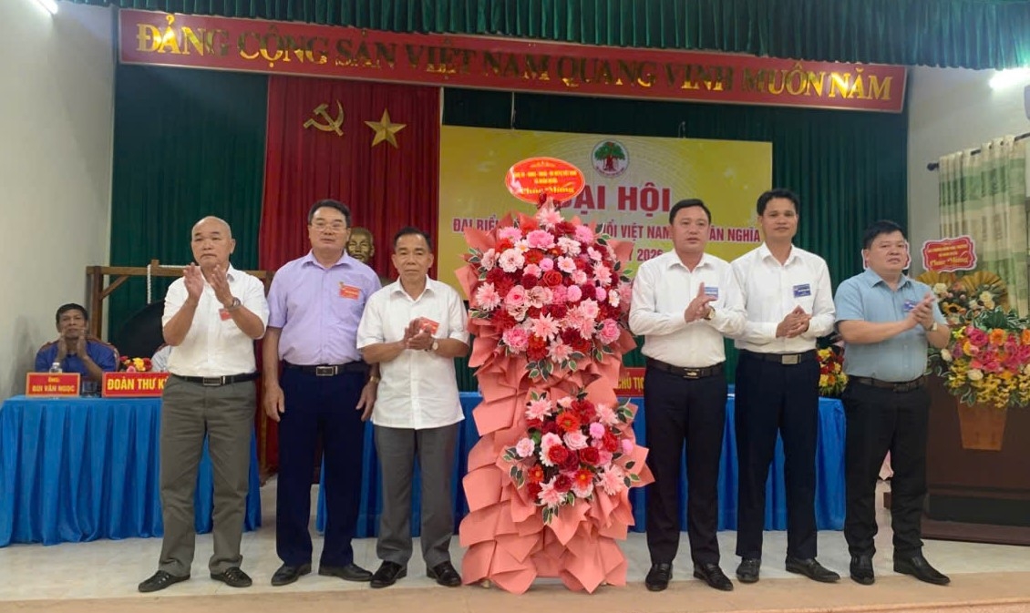 Lãnh đạo xã Nhân Nghĩa tặng hoa chúc mừng Đại hội đại biểu Hội NCT xã nhiệm kỳ 2026-2031