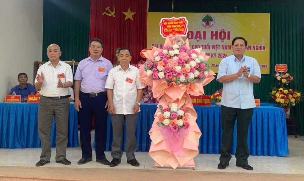 Lãnh đạo Hội NCT tỉnh Phú Thọ tặng hoa chúc mừng