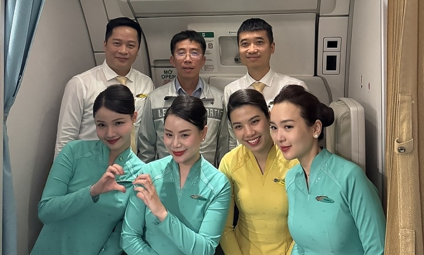 GS.TS Mai Duy Tôn (mặc áo ghi, đứng giữa) chụp ảnh cùng phi hành đoàn