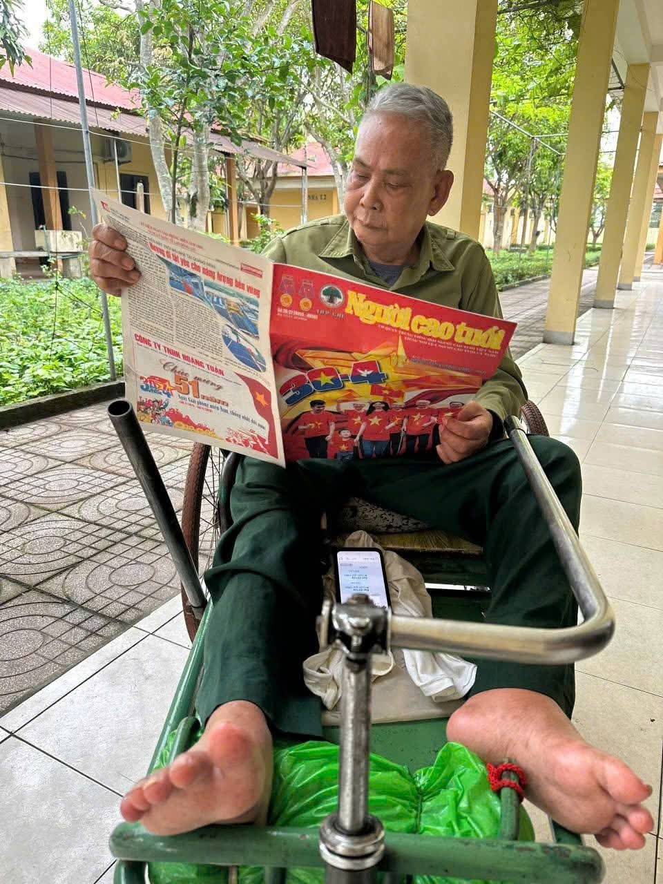 Bác thương binh say sưa đọc số đặc biệt Tạp chí Người cao tuổi