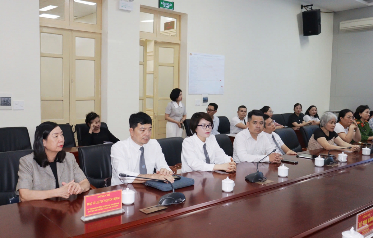 Chương trình thu hút đông đảo người dân, đặc biệt là người cao tuổi đến tìm hiểu, đăng ký tư vấn.