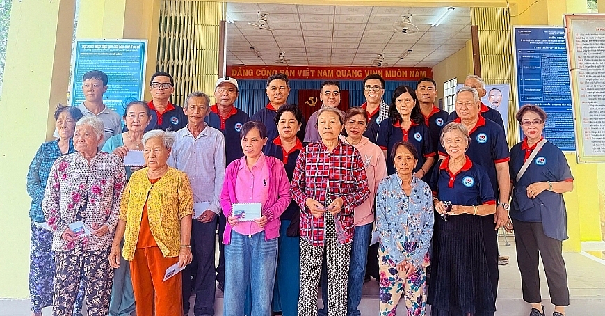Chi bộ khu phố 11 phối hợp cùng chính quyền xã Hưng Mỹ trao tặng 12 phần quà cho các gia đình chính sách và NCT hoàn cảnh khó khăn.