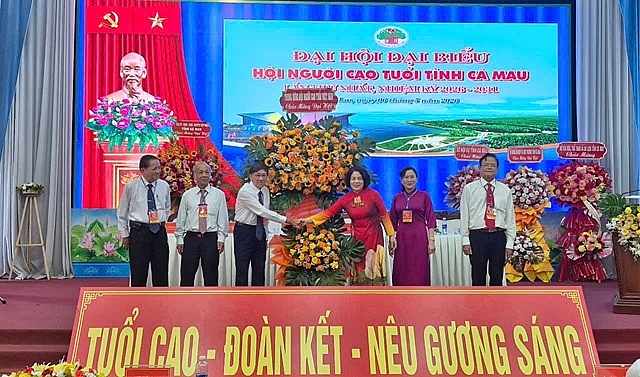 Thay mặt Trung ương Hội NCT Việt Việt bà Nguyễn Thị Tư tặng hoa chúc mừng Đại hội.