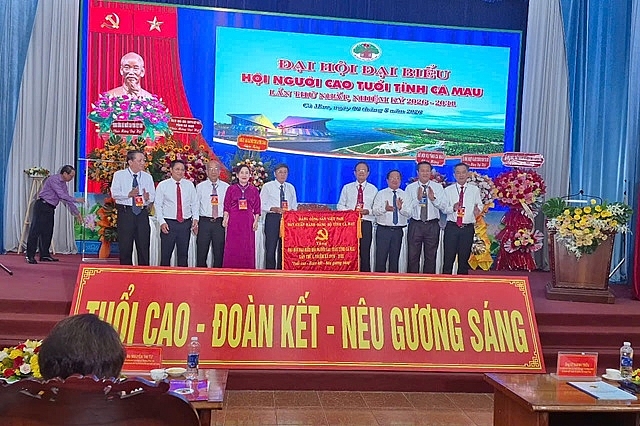 Thay mặt Tỉnh ủy ông Lê Thanh Triều, Ủy viên Ban Thường vụ Tỉnh ủy, Phó Chủ tịch Thường trực Ủy ban MTTQ Việt Nam tỉnh Cà Mau tặng bức trướng chúc mừng Đại hội.
