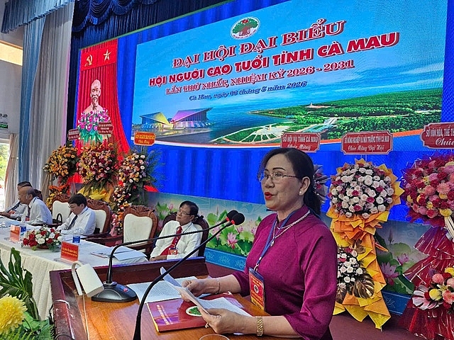 Bà Lê Hồng Thu, Phó Chủ tịch Hội NCT tỉnh báo cáo tại Đại hội