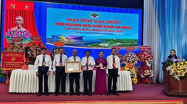 Thừa ủy quyền của Chủ tịch nước, ông Bùi Tấn Bảy, Ủy viên Ban Thường vụ Tỉnh ủy, Phó Chủ tịch Thường trực HĐND tỉnh Cà Mau  trao tặng Huân chương Lao động hạng Ba cho Hội NCT tỉnh Cà Mau.