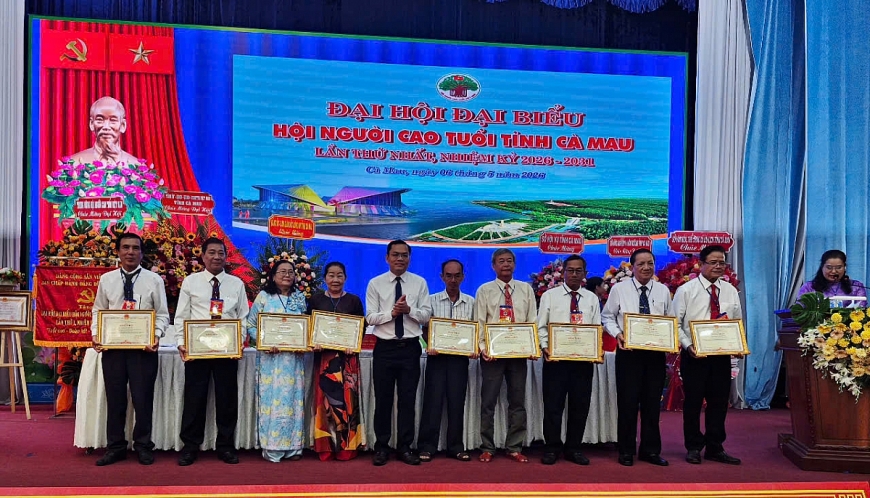 Ông Ngô Vũ Thăng, Phó Chủ tịch UBND tỉnh, Trưởng Ban Công tác NCT tỉnh khen thưởng các tập thể và cá nhân có thành tích xuất sắc trong công tác Hội giai đoạn 2021–2026.