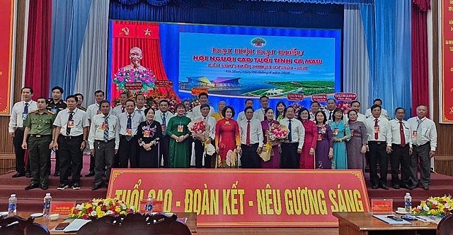 Lãnh đạo Trung ương Hội NCT Việt Việt, Tỉnh ủy Cà Mau tặng hoa chúc mừng Ban Chấp hành khóa mới.