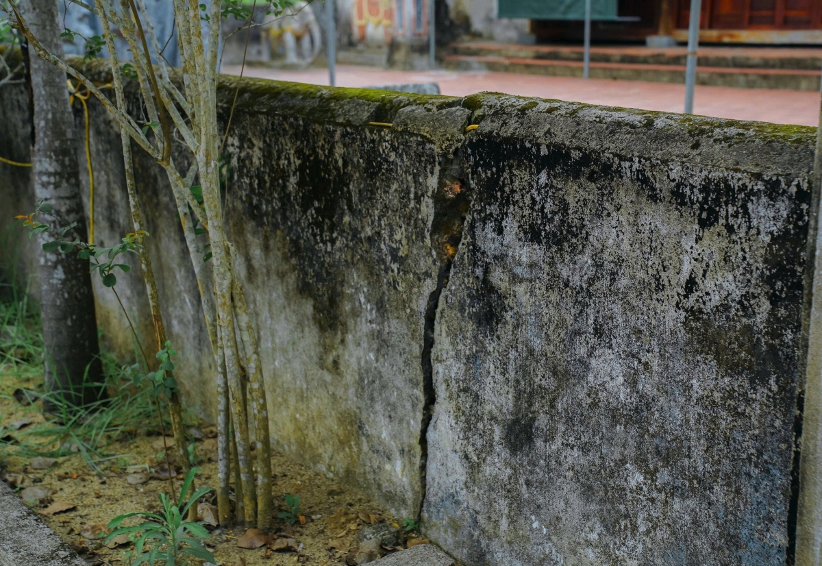 Bờ tường rào của đền Hoàng Tá Thốn đã hư hỏng