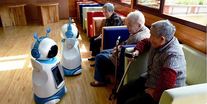 Trung Quốc: Robot trở thành người bạn đồng hành với người cao tuổi