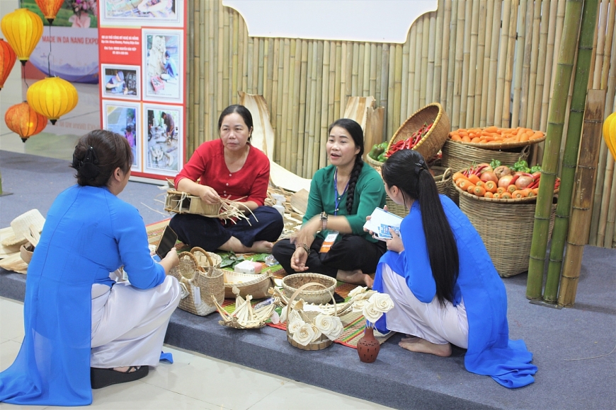 Du khách tìm hiểu sản phẩm độc đáo , thân thiện với môi trường trong Triển lãm “Made in Da Nang Expo 2026”.