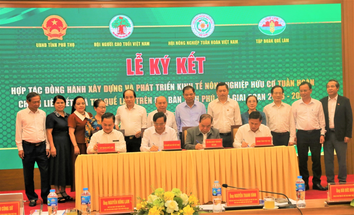 Hội NCT Việt Nam, Hội Nông nghiệp Tuần hoàn Việt Nam, UBND tỉnh Phú Thọ và Tập đoàn Quế Lâm tiến hành ký kết 