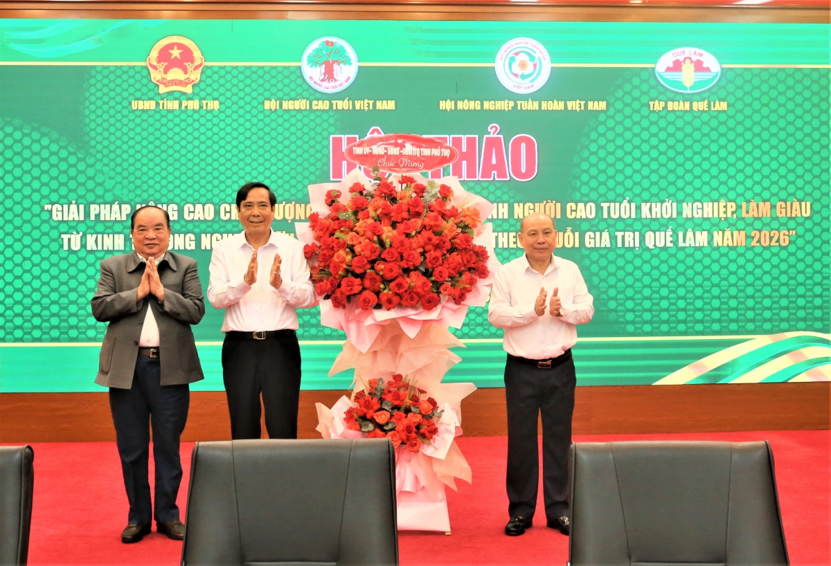 Lãnh đạo tỉnh Phú Thọ tặng hoa chúc mừng Hội thảo