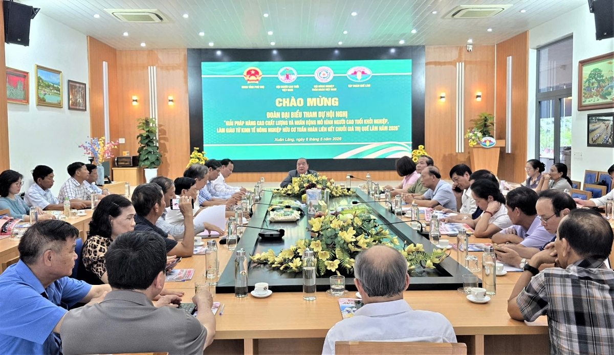 Đoàn công tác Trung ương Hội và Hội NCT các địa phương thăm mô hình sản xuất của quế Lâm tại tỉnh Phú Thọ
