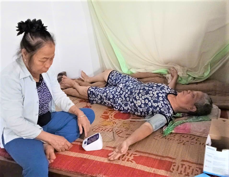 Chăm sóc NCT hoàn cảnh khó khăn tại nhà của CLB LTHTGN Quê Kho