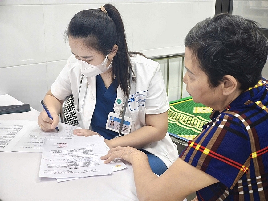 Bác sĩ Bệnh viện Thanh Nhàn thăm khám cho người dân. Ảnh Bệnh viện cung cấp