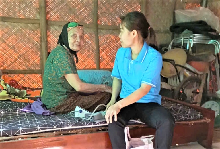Chăm sóc NCT hoàn cảnh khó khăn tại nhà của CLB LTHTGN Quê Kho