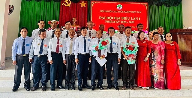 Lãnh đạo Hội Người cao tuổi tỉnh và lãnh đạo xã tặng hoa chúc mừng Ban Chấp hành Hội Người cao tuổi xã Mỹ Đức Tây khóa mới.