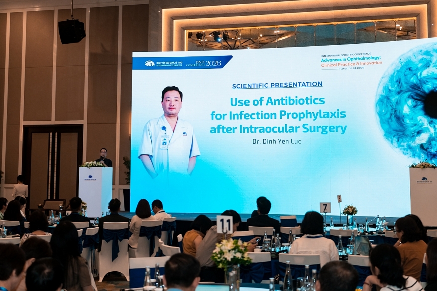 BS Đinh Yên Lục – GĐ Bệnh viện Mắt Quốc tế DND Hải Dương chia sẻ nội dung “Sử dụng kháng sinh trong dự phòng nhiễm trùng sau phẫu thuật nội nhãn” tại hội thảo.