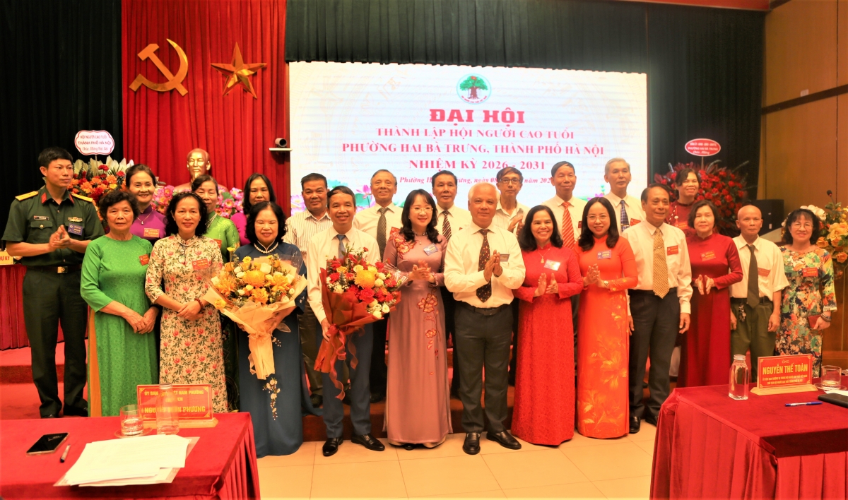 Lãnh đạo Hội NCT TP Hà Nội và lãnh đạo phường Hai Bà Trưng tặng hoa chúc mừng Ban Chấp hành Hội NCT phường