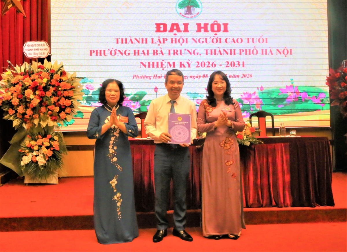 Trao quyết định thành lập Hội NCT phường Hai Bà Trưng