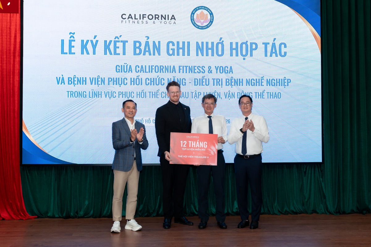 Đại diện California Fitness & Yoga tặng Thẻ hội viên cho đại diện Bệnh viện Phục hồi chức năng - Điều trị Bệnh nghề nghiệp TP.Hồ Chí Minh 
