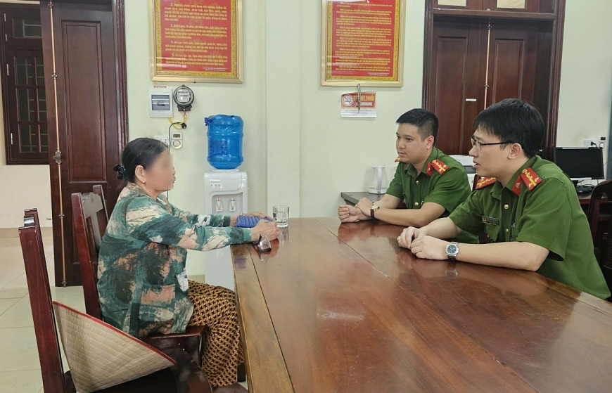 Công an xã Cẩm Khê mời bà T.T.H về trụ sở để tuyên truyền, giải thích, động viên và trấn an tinh thần.