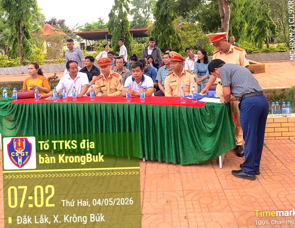 CSGT Krông Búk hướng dẫn học sinh THPT tại Đắk Lắk kỹ năng lái xe an toàn, góp phần vun đắp văn hóa giao thông học đường và phòng ngừa tai nạn giao thông