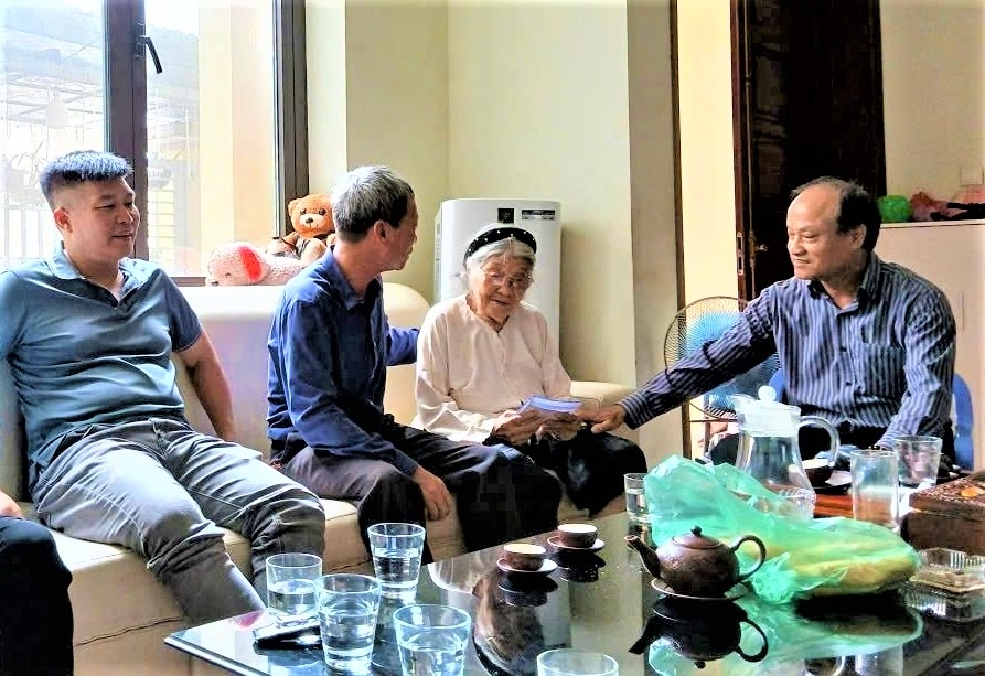 Các Chi hội NCT trên địa bàn phường Tây Hồ đã triển khai nhiều hoạt động thăm hỏi, tặng quà các hội viên