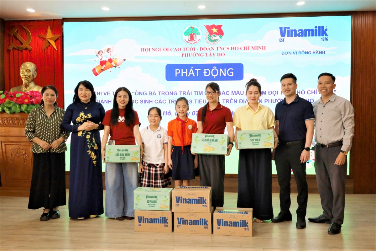Trao quà của Công ty CP Sữa Việt Nam (Vinamilk) cho các trường tiểu học tham gia cuộc thi
