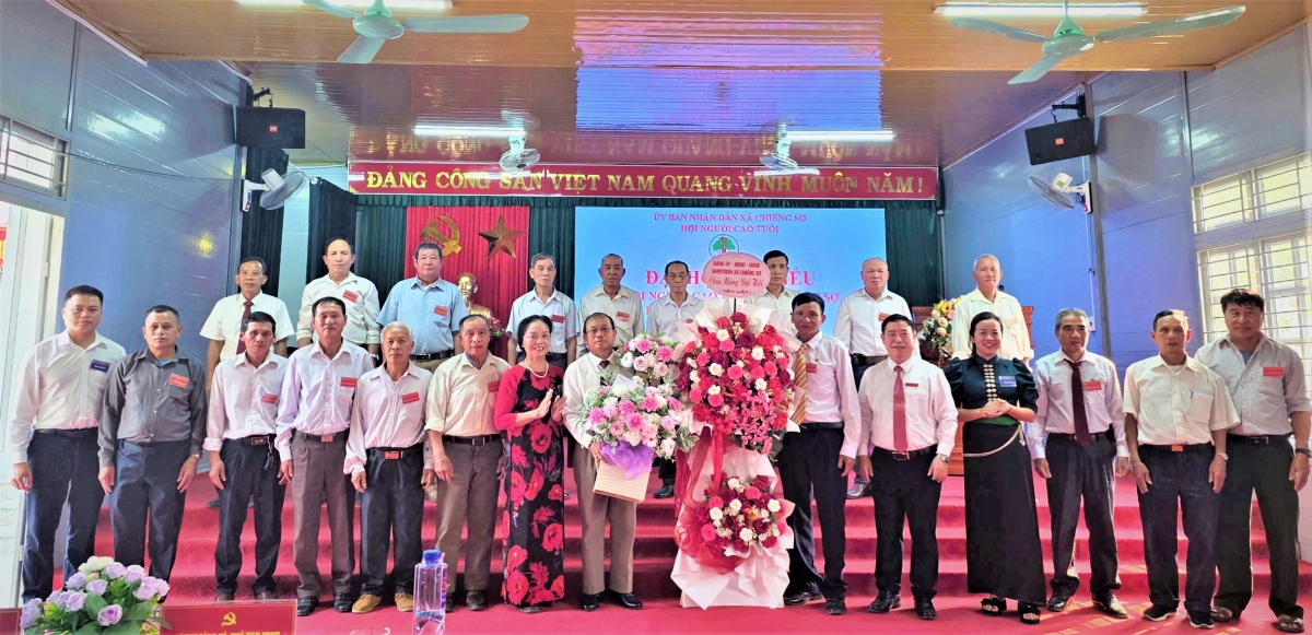 Lãnh đạo Hội NCT tỉnh Sơn La và lãnh đạo xã Chiềng Sơ tặng hoa chúc mừng Ban Chấp hành Hội NCT