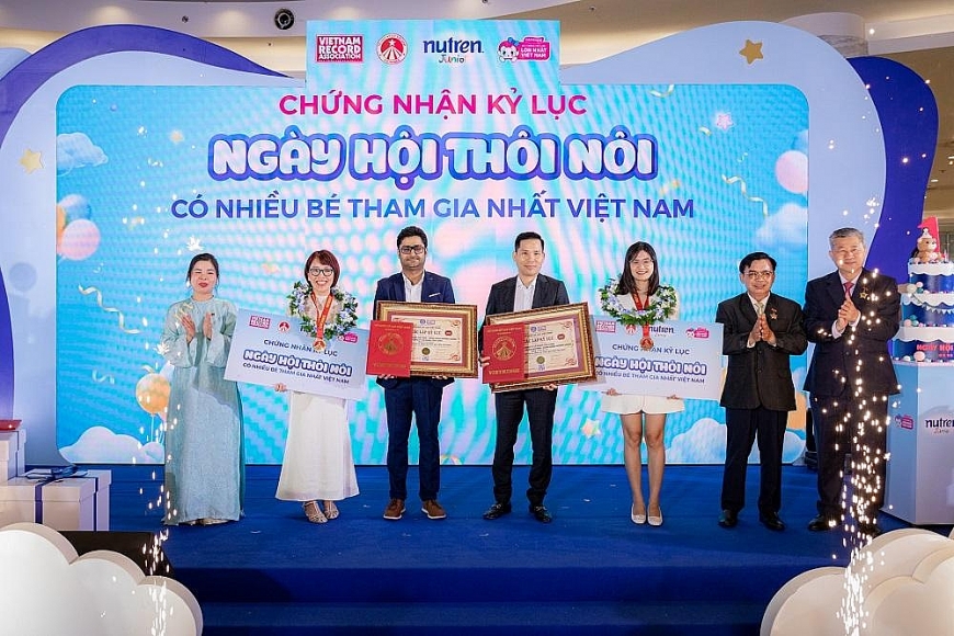 Tổ chức Kỷ lục Việt Nam (VietKings) trao chứng nhận xác lập Ngày hội thôi nôi có số lượng trẻ tham dự lớn nhất tại Việt Nam là 680 em bé tham gia cho Nestlé và Con Cưng