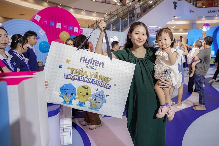 Phụ huynh hào hứng dẫn con của mình tham gia các hoạt động tại sự kiện