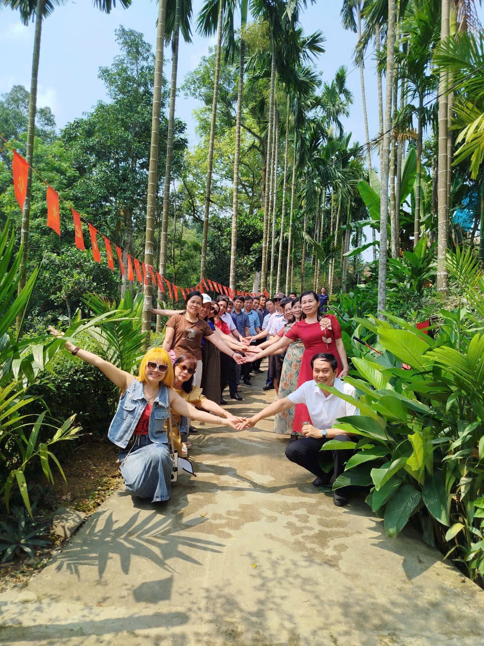 Trong không gian yên bình mọi người như quên hết mệt nhọc