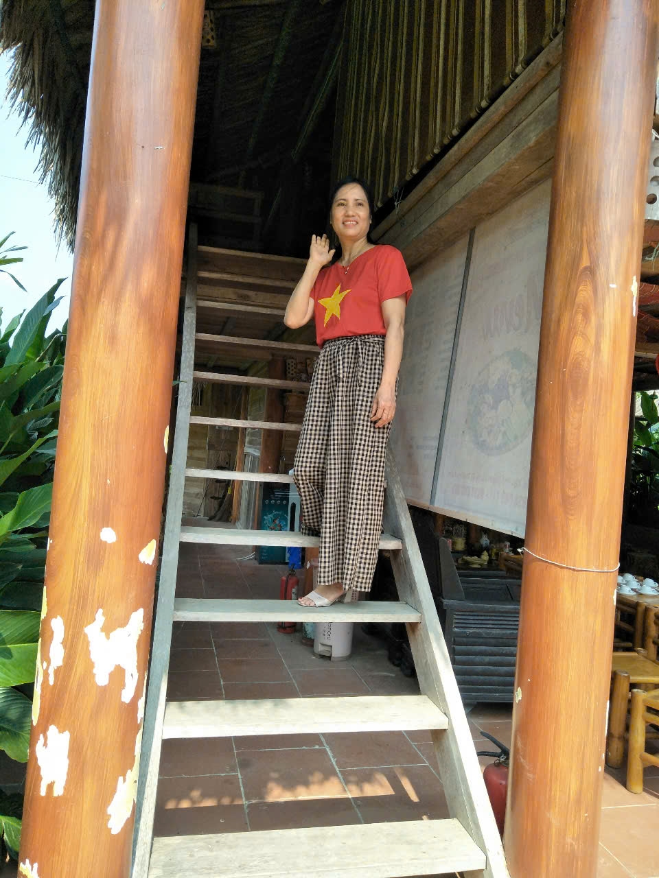 Du khách được tham quan các ngôi nhà sàn cổ