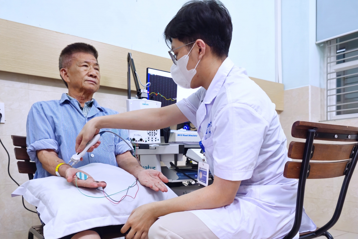 hệ thống máy điện cơ thế hệ mới tích hợp AI vừa được triển khai tại Khoa Lão khoa được kỳ vọng sẽ góp phần nâng cao khả năng phát hiện sớm các bệnh lý thần kinh – cơ, đặc biệt ở người cao tuổi