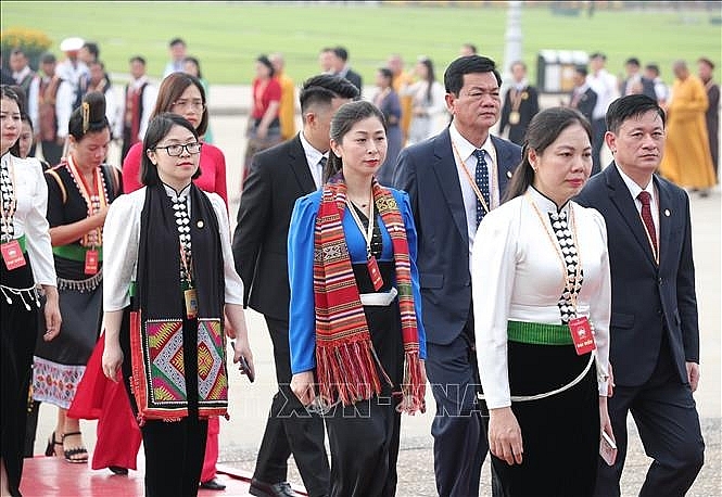 Đoàn đại biểu dự Đại hội đại biểu Mặt trận Tổ quốc Việt Nam lần thứ XI vào Lăng viếng Chủ tịch Hồ Chí Minh. Ảnh: Minh Đức/TTXVN