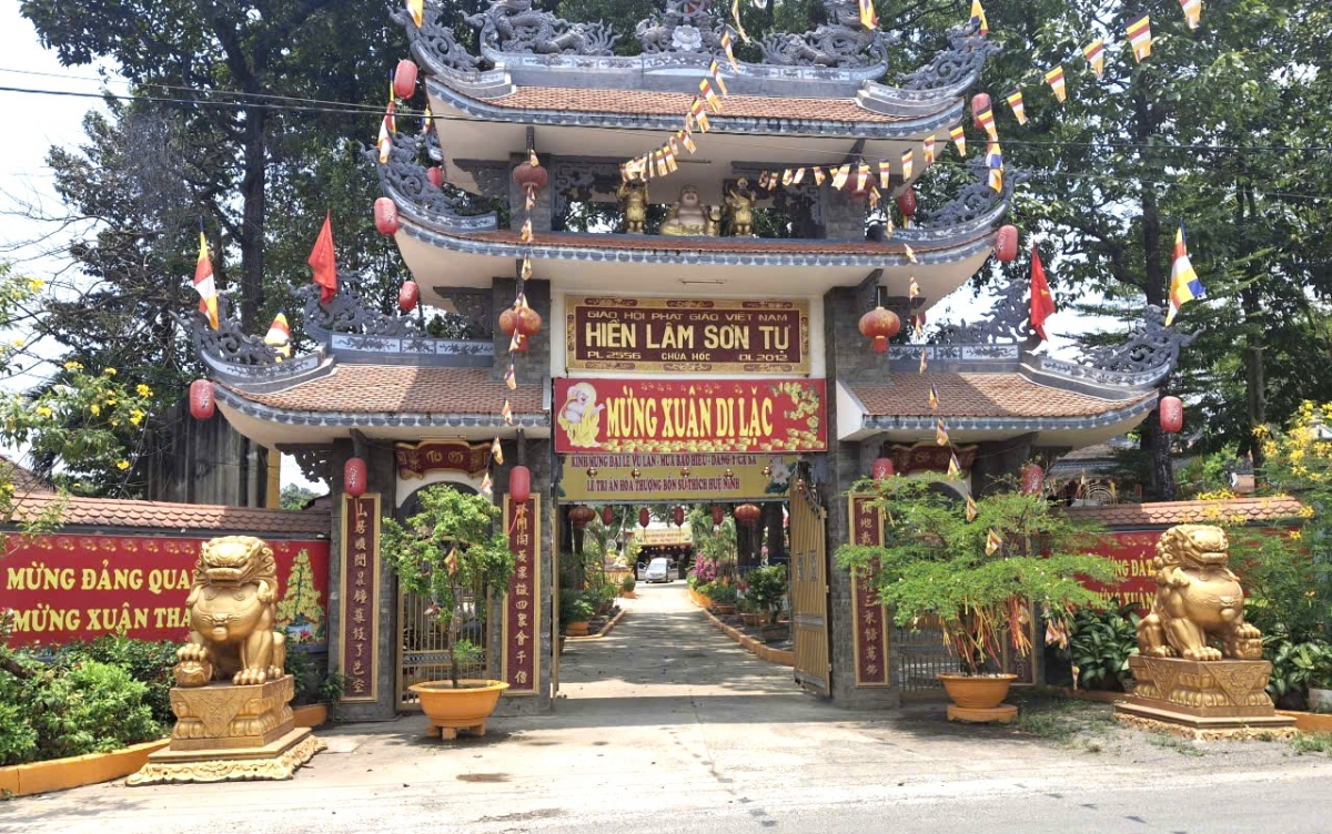 Cổng tam quan Hiển Lâm Sơn Tự mang nét cổ kính, lưu giữ giá trị văn hóa và tinh thần Phật giáo qua nhiều thế hệ