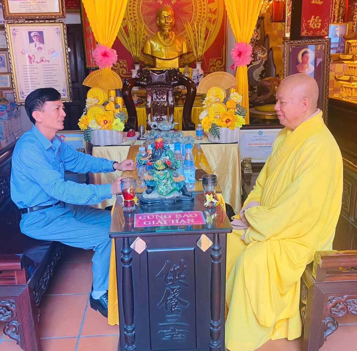 Phóng viên Tạp chí Người Cao tuổi trao đổi với Thượng tọa Thích Huệ Ninh tại Hiển Lâm Sơn Tự