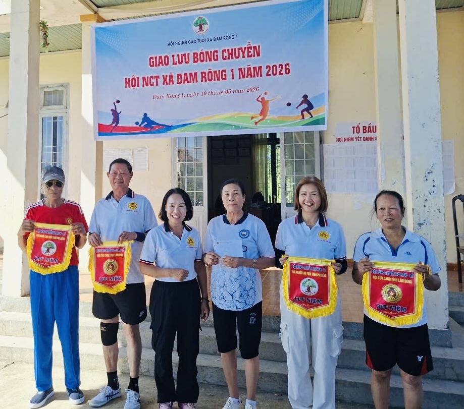 Trao cờ lưu niệm cho các đội tham gia giao lưu bóng chuyền 2 do Hội Người cao tuổi xã Đam Rông 1 tổ chức